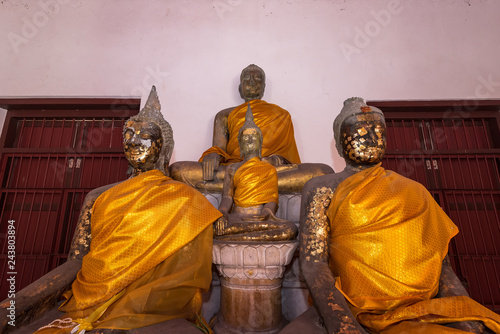 Foto Old buddha statue of Wat Nakhon Luang Tample,Prasat Nakhon Luang in Ayutthaya,Thailand