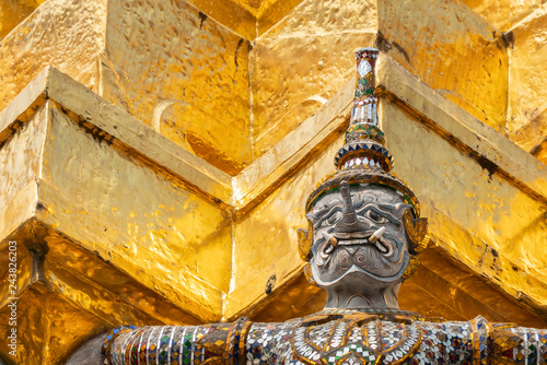 Fotomural Thai antique sculpture, giant sculpture from Ramayana epic poem at Wat Phra Keaw