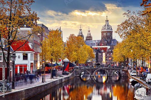 Fotomural Amsterdam, Netherlands. Autumn sunset in Red-light district.