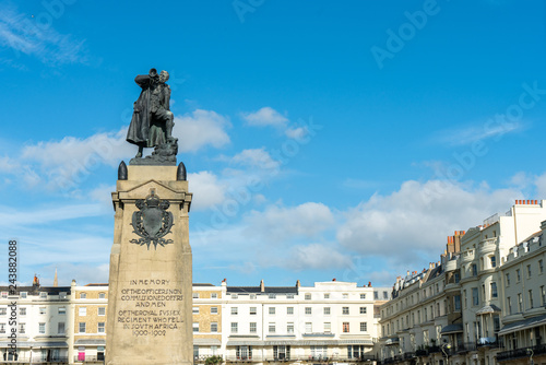 Fotografía The statue of South African War Memorial (1905) for fallen men of Royal Sussex Regiment at Regency Square in Brighton, East Sussex, England, UK