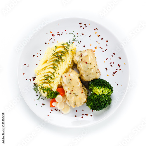 Fototapeta na szkło Pieczeni klopsiki z puree ziemniaczanym i brokułami na białym tle