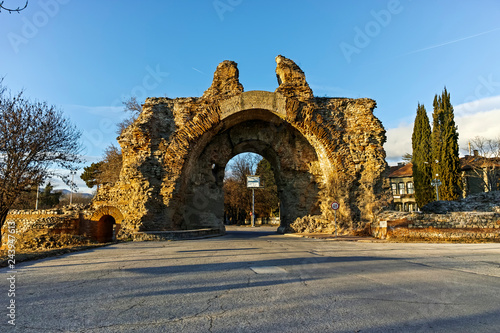 Plakat Południowa brama znana jako Wielbłądy w rzymskich fortyfikacjach w starożytnym mieście Diocletianopolis, miasto Hisarya, region Płowdiw, Bułgaria