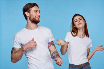 Wall Mural - young couple on a blue background