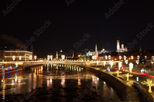 Photographie Evening view of the Moscow Kremlin and Big Moskvoretsky bridge with Christmas il
