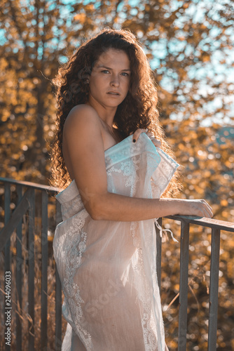 Fotografía Sensual reddish-haired girl covered with beautiful clothes in the forest