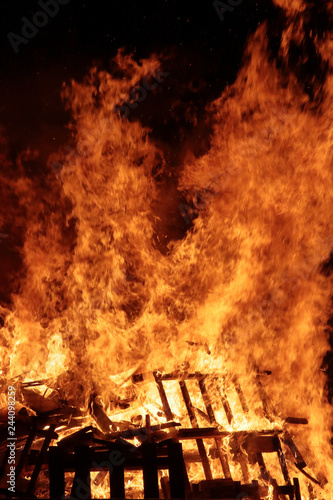 Fotografía fuoco di un falò e legna in fase di ardere