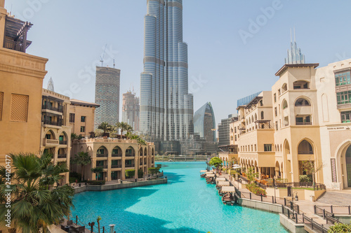 Fotomural DUBAI, UAE - MARCH 12, 2017: Burj Al-Khalifa, the tallest building in the world
