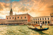 Gondola en Venecia,  plaza San Marcos al atardecer