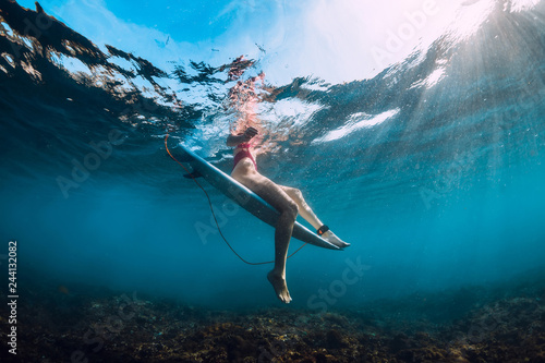 Dekoracja na wymiar  mloda-surferka-na-desce-surfingowej-pod-woda-w-oceanie