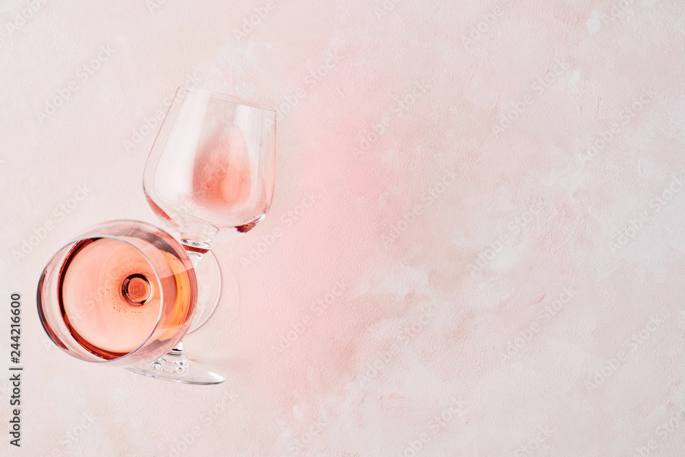 Summer drink. Glass of rose wine on pink background with copy space for text. Top view. Horizontal. - obrazy, fototapety, plakaty 