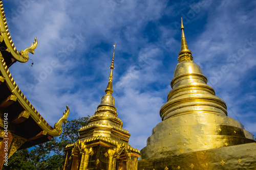 Foto Wat Phra Singh, Chiang Mai, Thailand, The golden pagoda and blue sky on 5 Januar