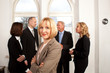 © Peggy Blume - Managerin mit Businessteam im Hintergrund