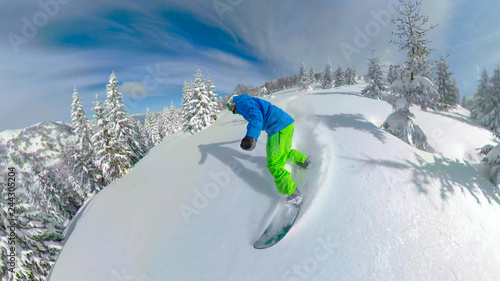 Dekoracja na wymiar  selfie-meski-turysta-jezdzacy-na-snowboardzie-poza-szlakiem-i-rzezbiacy-miedzy-swierkami