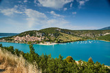 Fototapeta Storczyk - The city on the bank of the artificial lake in France, Provence, lake Saint Cross, gorge Verdone,  azure water of the lake and slopes of mountains on a background, small boats, vacations place