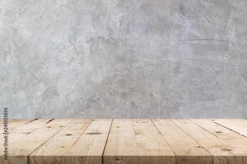 Dekoracja na wymiar  pusty-drewniany-stol-i-betonowa-sciana-tekstura-i-tlo-z-miejscem-na-kopie-montaz-wyswietlacza