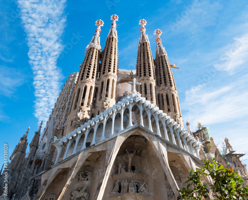Plakat Barcelona, Hiszpania - 1 listopada 2018: Kościół Sagrada Familia Temple Expiatori de la Sagrada Famalia. Zaprojektowany przez Antoniego Gaudiego, wpisanego na Listę Światowego Dziedzictwa UNESCO.