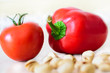 Rote Tomate und Paprika mit Pistazien auf weißen Hintergrund 