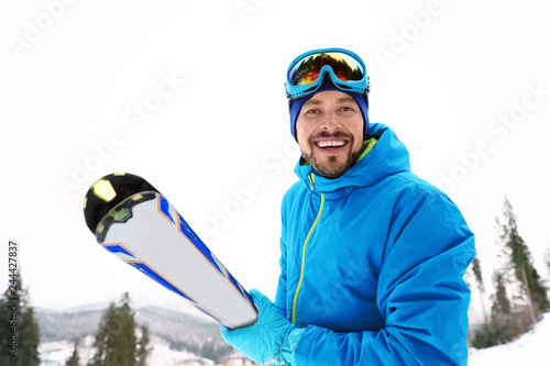 Fotografía Male skier on slope at resort. Winter vacation