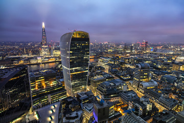 Fototapete - Die beleuchtete Skyline von London am Abend: von der City entlang der Themse bis nach Westminster