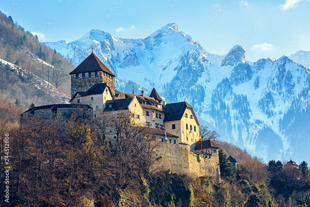 Obraz na płótnie Vaduz Castle, Liechtenstein, with snow covered Alps mountains in background w salonie