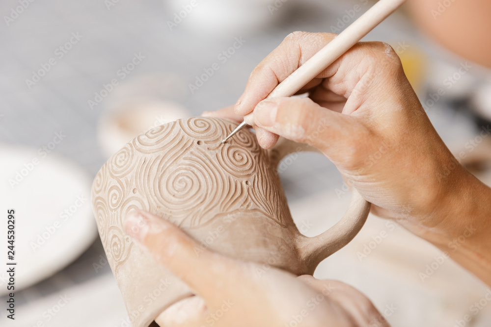 Close up of a woman making ceramic and pottery - obrazy, fototapety, plakaty 