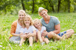 © Robert Kneschke - Glückliche Familie im Sommer auf einer Wiese