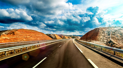 Wall Mural - viajes por carretera y entretenimiento.paisaje escénico de autovía y cielo nuboso.concepto de destin