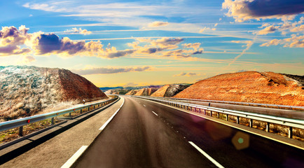 Wall Mural - viajes por carretera y entretenimiento.paisaje escénico de autovía y cielo nuboso.concepto de destin