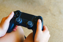 [Japan] girl's hand with Game controller (No.6759)