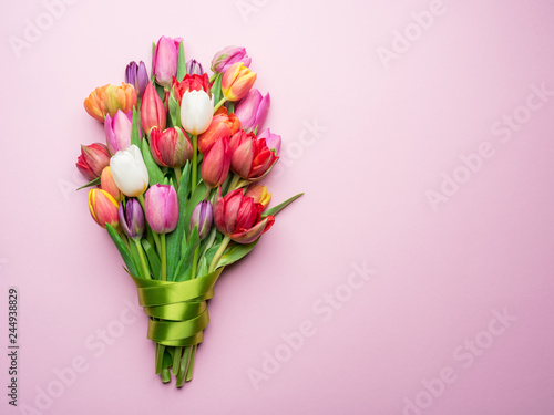 Fotomural Colorful bouquet of tulips on white background.