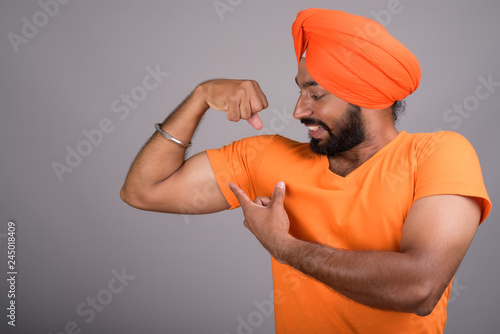 Fotografía Indian Sikh man wearing turban and orange shirt