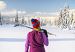 Młoda narciarka na tle zimowej sceneri