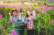 © SUPERMAO - Asian girl group, flower farm, export, sell abroad Holding a notebook computer and a dollar Glad to succeed