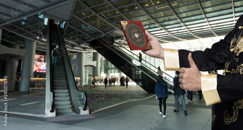 Feng Shui Master Show Fengshui Compass And Turn Direction To Force Feng Shui Master Show Fengshui Compass And Turn Direction To Force