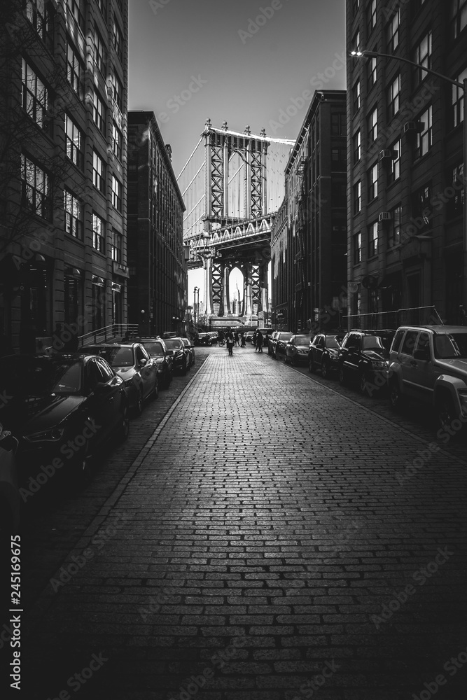New York City, Brooklyn. Uno scorcio sul Manhattan Bridge che richiama i film più classici come "C'era una volta in America" (3) - obrazy, fototapety, plakaty 
