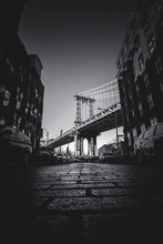 New York City, Brooklyn. Uno Scorcio Sul Manhattan Bridge Che Richiama I Film Più Classici Come "C'era Una Volta In America"
