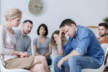 Canvas Print - Man with mental disorder during group psychotherapy with therapist