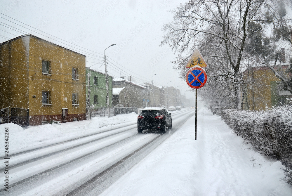 Nieodśnieżona droga, trudne warunki drogowe, opady śniegu w mieście - obrazy, fototapety, plakaty 