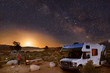Campen mit dem Wohnmobil unter Sternenhimmel, Milchstraße und Mond in den Alabama Hills am Fuße der Sierra Nevada bei Lone Pine