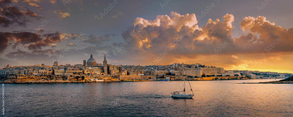 Obraz na płótnie Waterfront of Valletta at sunset sunlight. Malta w salonie