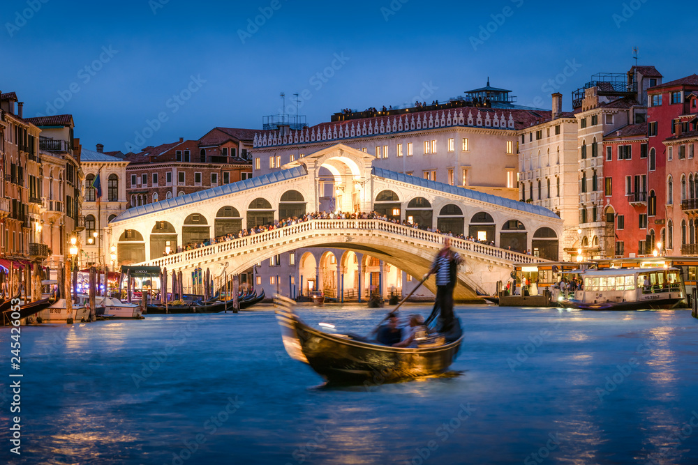 Rialtobrücke in Venedig, Italien - obrazy, fototapety, plakaty 