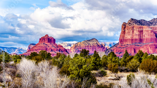 czerwone-skaly-z-piaskowca-w-bell-rock-munds-mountain-i-gmach-sadu-butte-w-poblizu-sedona-w-polnocnej-arizonie-w-coconino-national-forest-w-stanach-zjednoczonych