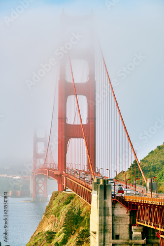 Obrazy most we mgle  widok-na-most-golden-gate-w-mglisty-poranek