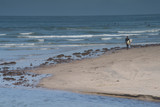 Fototapeta Konie - surfer walking on the beach