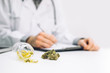 © nokturnal - Arzt verschreibt medizinisches Marihuana