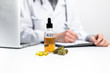 © nokturnal - Arzt verschreibt medizinisches Cannabis