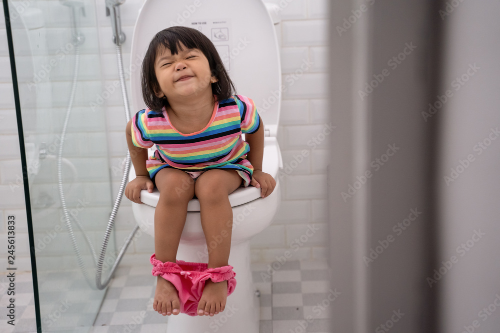 erection boy kid asian kid push it hard while sitting on toilet の Stock フォト | Adobe Stock