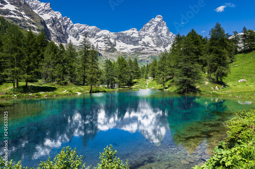 Fotografía  Summer alpine landscape with the Matterhorn (Cervino) reflected on the Blue Lake