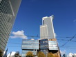 Moderne Architektur und Wolkenkratzer oder Hochhaus vor blauem Himmel mit weißer Wolke bei Sonnenschein im Bankenviertel im Westend von Frankfurt am Main im Sommer bei Sonnenschein