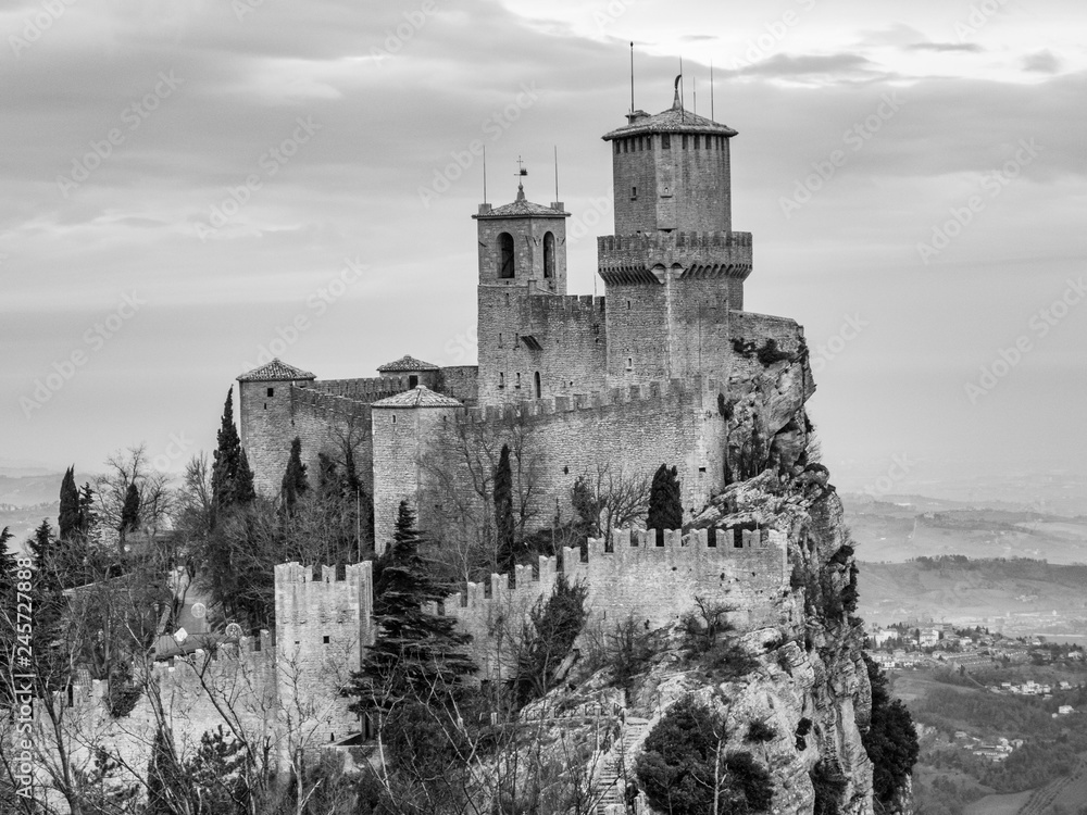 Obraz na płótnie Castle of San Marino on the hill w salonie